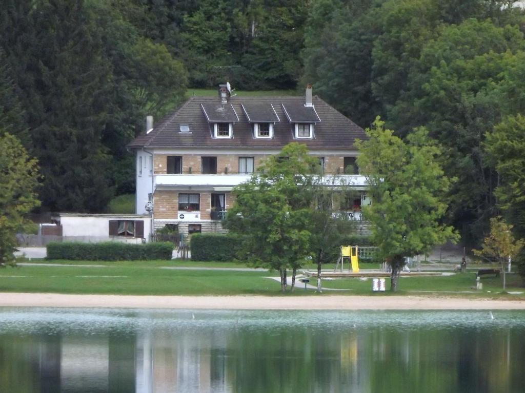 קליירבו-לה-לאק Hotel Restaurant La Chaumiere Du Lac מראה חיצוני תמונה